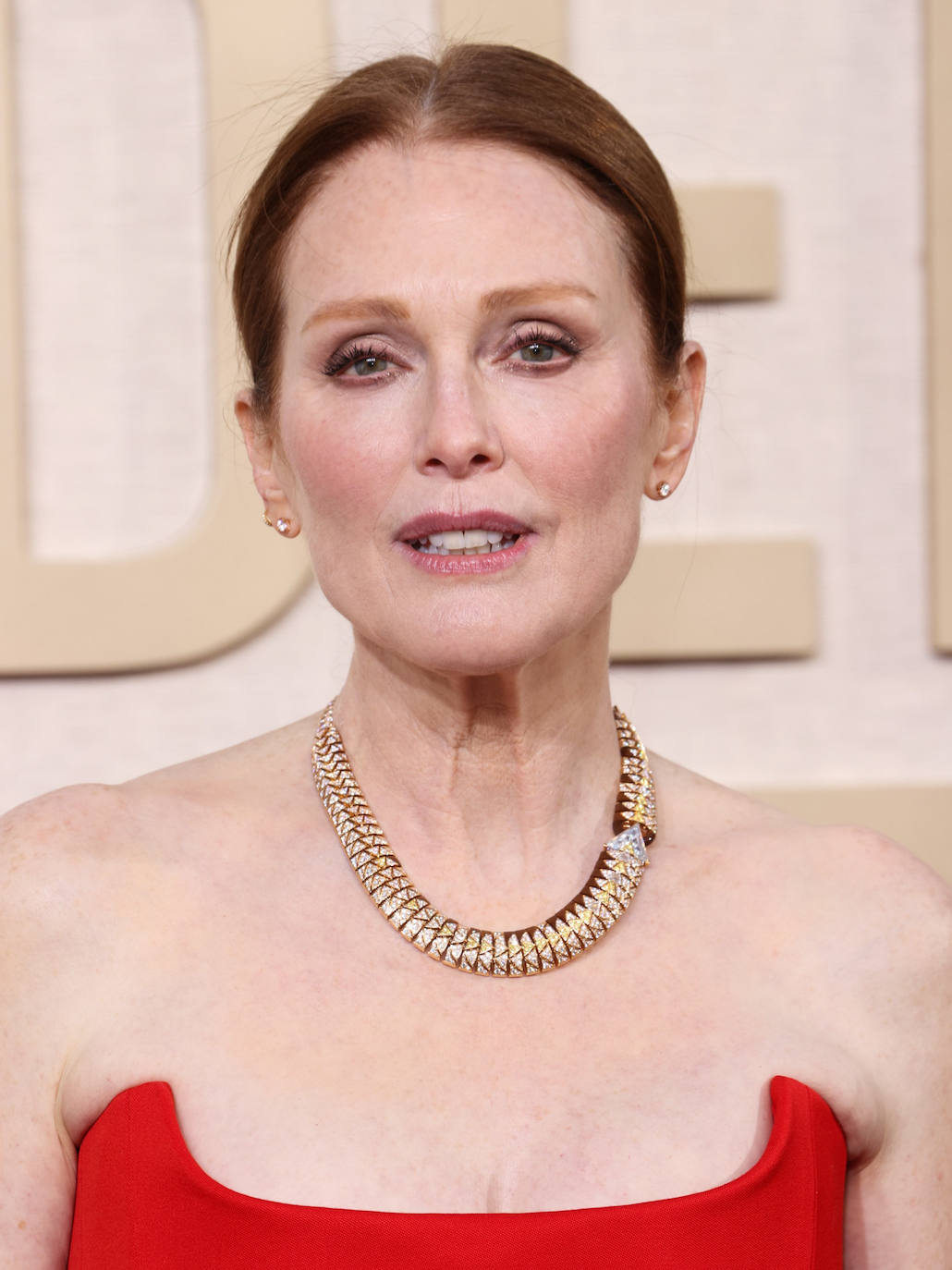 Julianne Moore lució el collar Cartier Beautés du Monde de Alta Joyería en oro rosa de 18 quilates y madera petrificada engastada con diamantes amarillos y blancos.