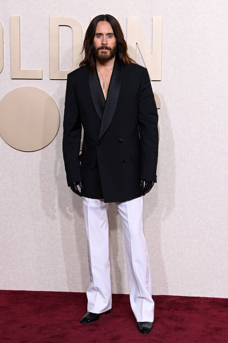 Jared Leto, bastante discreto, con blazer negra y pantalón blanco. 