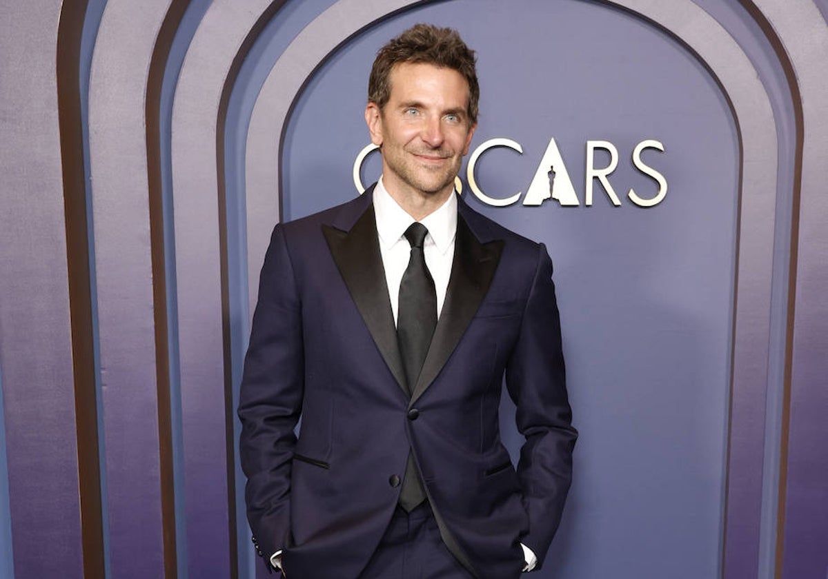 Bradley Cooper con esmoquin azul marino de Louis Vuitton