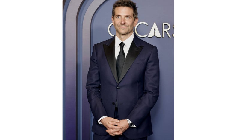 Imagen principal - Bradley Cooper con reloj Tambour de Louis Vuitton cuyo precio es de 19.500 euros