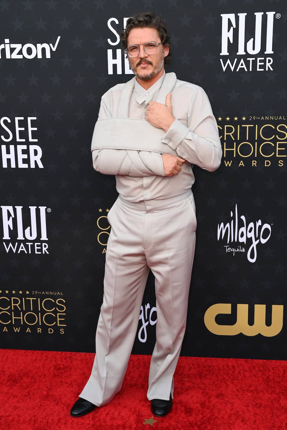 Pedro Pascal volvió a desfilar sobe la alfombra con cabestrillo mimetizado en su look monocolor incluido. En esta ocasión el actor apostó por pantalón y camisa con detalle original en el cuello, todo ello en color piedra y de la firma ZEGNA. 