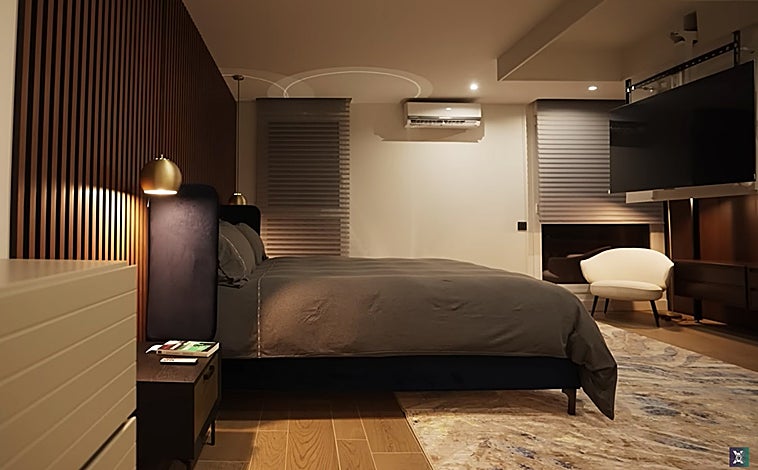 Imagen principal - Así es el dormitorio y la terraza del dúplex.