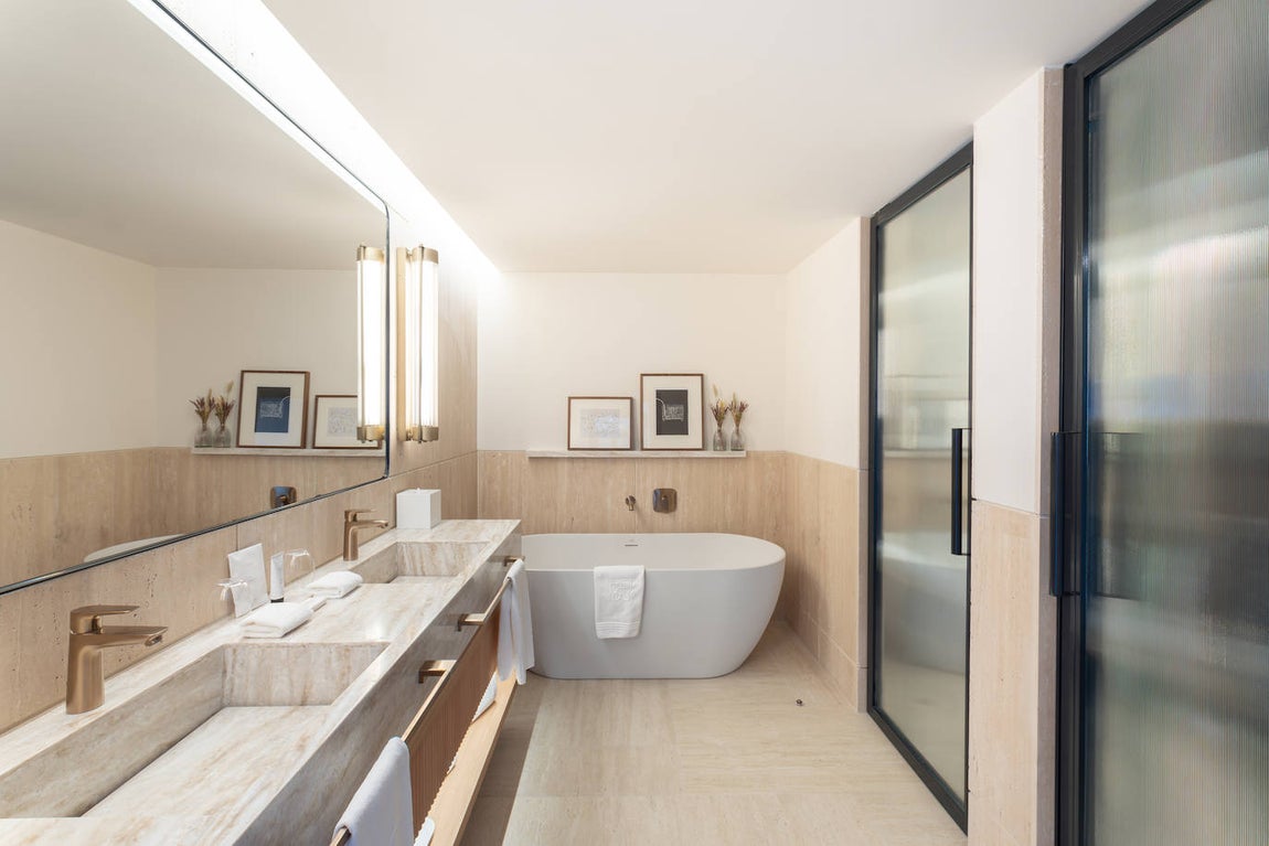“La serenidad del interiorismo de las Grand suites se consigue gracias al uso de materiales naturales y formas puras y generosas, texturas agradables, tejidos suaves y gamas neutras a las que se añaden discretos puntos de color. Usamos piedras, estucos, fibras y linos para conseguir ambientes confortables, neutros y cálidos a la vez”, expone Rosa-Violán.