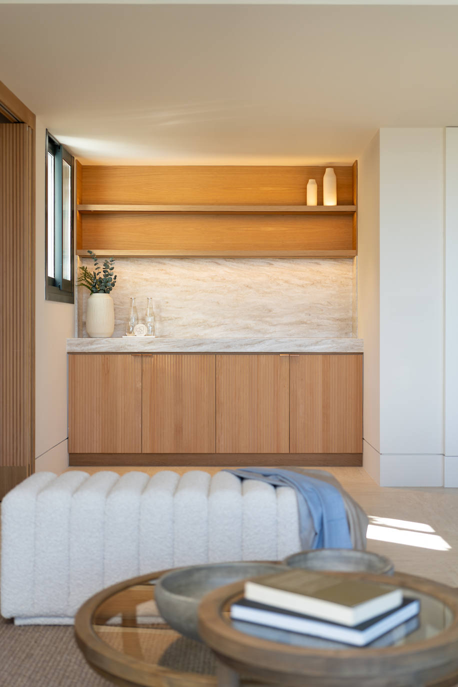 La estrategia de diseño se completa con un mobiliario minimalista que se integra en perfecta sintonía con el entorno para transformar el espacio en un lugar sereno y agradable.