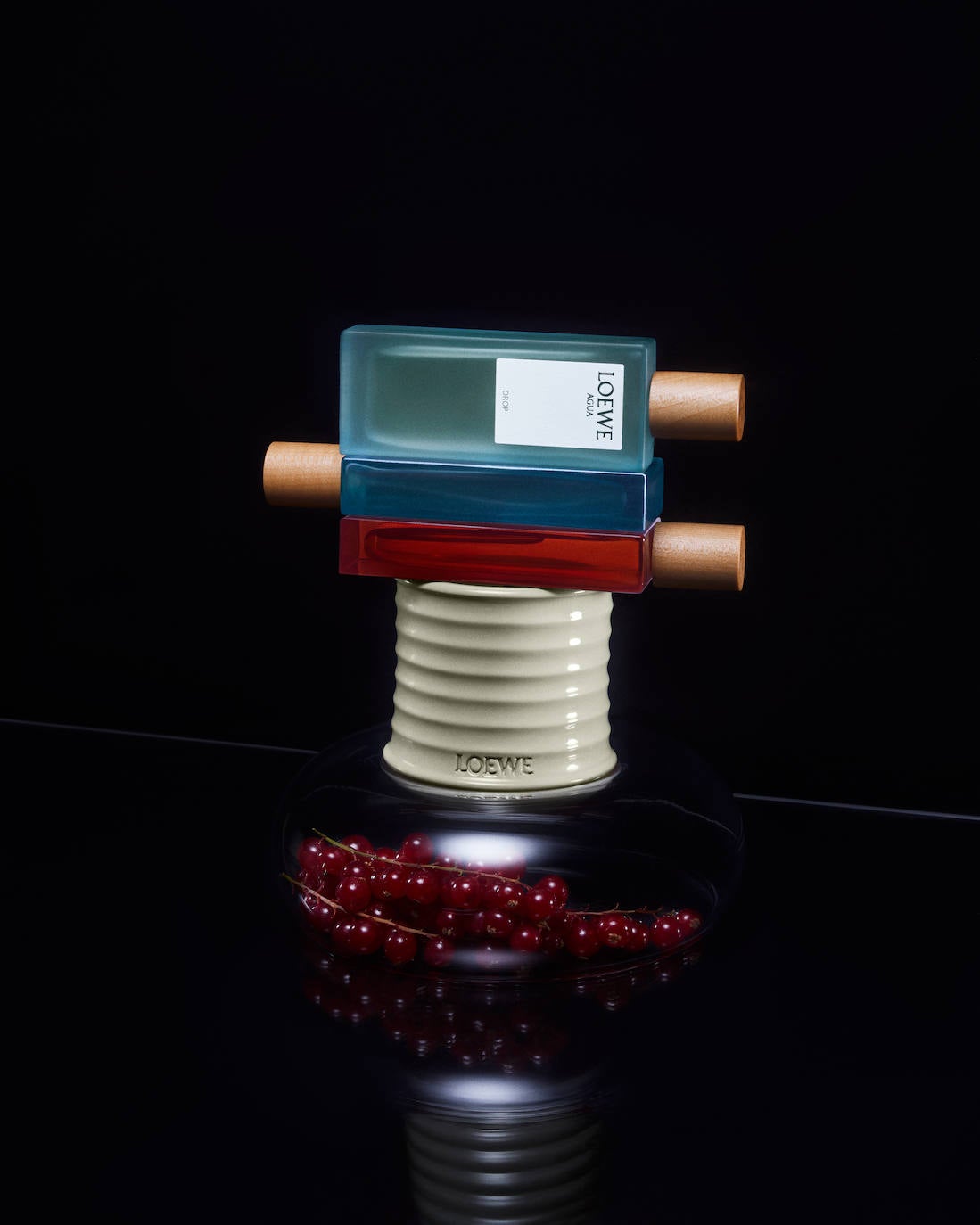 Esta temporada, dos nuevas fragancias se unen a la colección LOEWE Botanical Rainbow de vibrantes fragancias inspiradas en la naturaleza. Vulcan, - a la familia Solo-, y Drop, -a la familia Agua-, ambas con el nuevo Acorde Loewe, una nueva nota única basada en el Labdanum, el aceite aromático que se extrae de la jara (Cistus ladanifer), una flor silvestre que crece por todo el terreno rocoso rural de España. Estas nuevas fragancias forman parte de una colección atrevida, inclusiva y colorista inspirada en la naturaleza y definida por un único frasco en forma de bloque diseñado por Jonathan Anderson. La colección cuenta además con velas y su precio parte de los 84 euros.