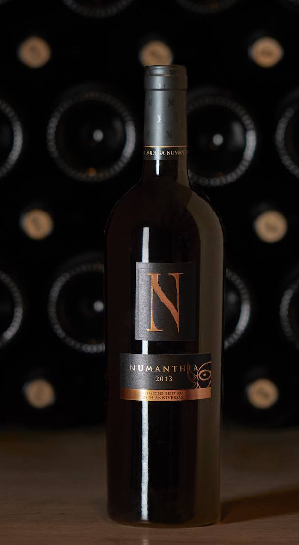 Numanthia Back Vintage 2013 ve la luz, nuevamente, más de una década después de su embotellado. El tiempo, la variedad del terruño y el saber hacer de un equipo técnico único han dado como resultado un vino paciente, calmado y excepcional. Las viñas viejas de Bodega Numanthia, con cerca de 150 años, muestran formas singulares y están situadas a lo largo de toda la Denominación de Origen Toro. Esta diversidad de “terroirs” constituye un patrimonio único y es la base de sus excepcionales vinos, complejos y muy elegantes. Con un color rojo intenso, los aromas de ciruelas y cerezas maduras se une al de violetas y aceitunas negras, creando así un vino equilibrado y armonioso. Precio: 65 euros