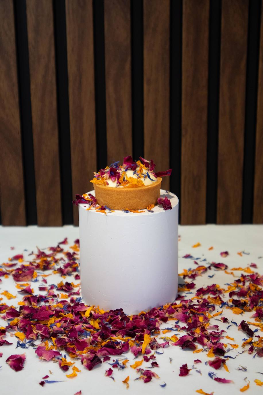 La pastelería Antojo´s Gallery, reconocida por su maestría en la elaboración de tartas de queso, propone para San Valentín una edición especial que podrá disfrutarse del 10 al 17 de febrero: la nueva musa. Elaborada con una crujiente base de masa sableé, un interior de queso cremoso infusionado con esencia de rosas y terminado con una lluvia de flores aromáticas totalmente comestibles. Sus propuestas pueden disfrutarse en tamaño pequeño, mediano y grande con un precio que parte de los 7,9 euros por la caja de 4 musitas (tamaño pequeño).