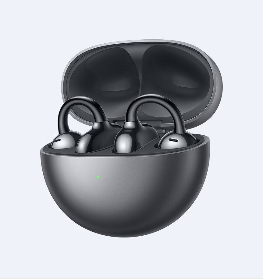 Los Huawei FreeClip, son los primeros auriculares TWS Open-ear, que destacan por su innovador diseño "C-bridge Design", resistencia al agua y al sudor con clasificación IP54, y tecnología de sonido a prueba de fugas. Estos auriculares ofrecen comodidad y estilo, siendo ideales para deportes, moda, ocio y teletrabajo. En San Valentín cuentan con un descuento de 20 euros en la página de la marca, pudiendo así comprarlos por 179,90€.