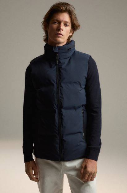 Tras más de 12 años de I+D en tejidos reciclados, en Ecoalf han lanzado una línea atemporal, sostenible y de primera calidad: Ecoalf 1.0 que fusiona las formas minimalistas y matices neutros con filamentos técnicos que tienen el menor impacto ambiental en el mercado. Ahora, muchas de las prends de la línea premium de la marca se encuentran rebajadas, como este chaleco Mauna azul marino. Su precio es de 195 euros (antes 390 euros)