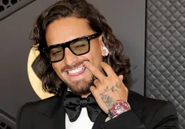 El insólito y millonario reloj de Maluma en los Grammy 2024