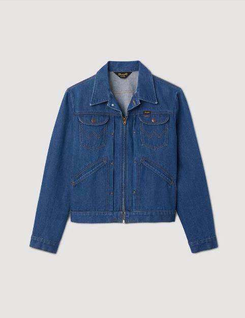Diseñada por el estudio de diseño Sandro Homme, esta chaqueta denim perteneciente a la colección cápsula firmada con Wrangler es versátil y está inspirada en los icónicos wésterns de finales de los 60. Desteñida, con cierre de cremallera en la parte delantera y bolsillos de parche en el pecho es una pieza especial que hará las delicias de cualquier amante de la moda. Ahora además está rebajada y su precio es de 132,5 euros (antes 265 euros)