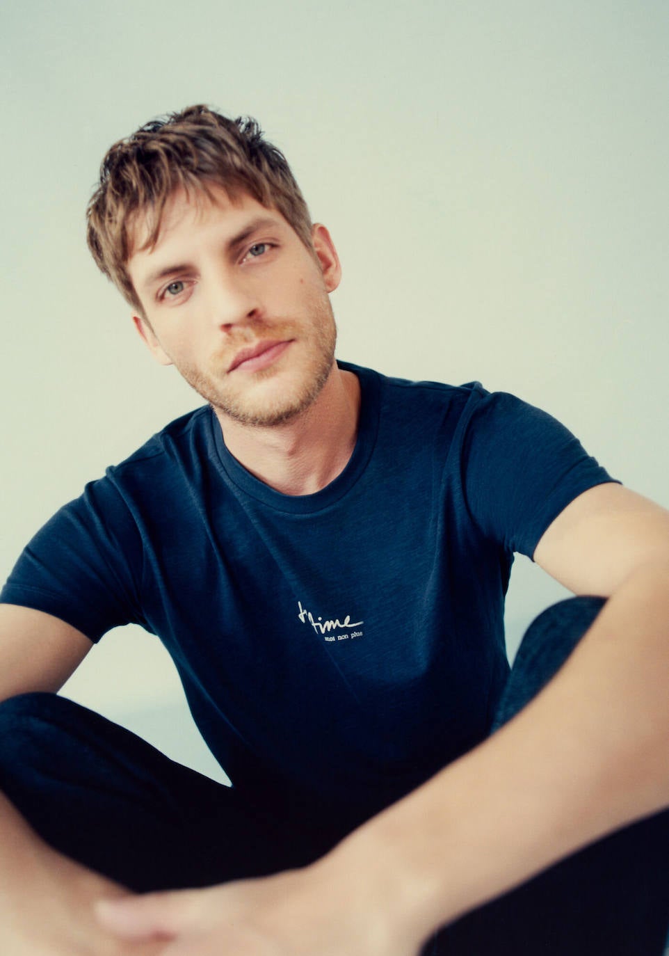 Más que una canción icónica de Gainsbourg, esta camiseta azul marino de algodón orgánico es toda una declaración de intenciones. Con la inscripción "Je t'aime. Moi non plus", se trata de un diseño versátil y divertido de la marca IKKS. Precio: 60 euros