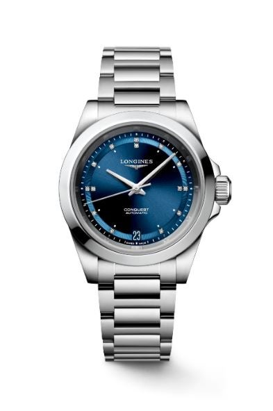 Para aquellos que buscan un accesorio que transmita elegancia e historia, el reloj Conquest de Longines perpetúa el espíritu de conquista de todos aquellos que se han atrevido a ir más lejos que los demás en su búsqueda de nuevos horizontes. Ese mismo espíritu se refleja en los modelos de la colección Conquest desde 1954 con una sutil fusión de rendimiento y elegancia, incluidas las características técnicas más exigentes. Realizado en acero inoxidable, este modelo cuenta con una caja de 41 mm y una esfera en color azul con efecto "rayos de sol". Su precio es de 2.850 euros