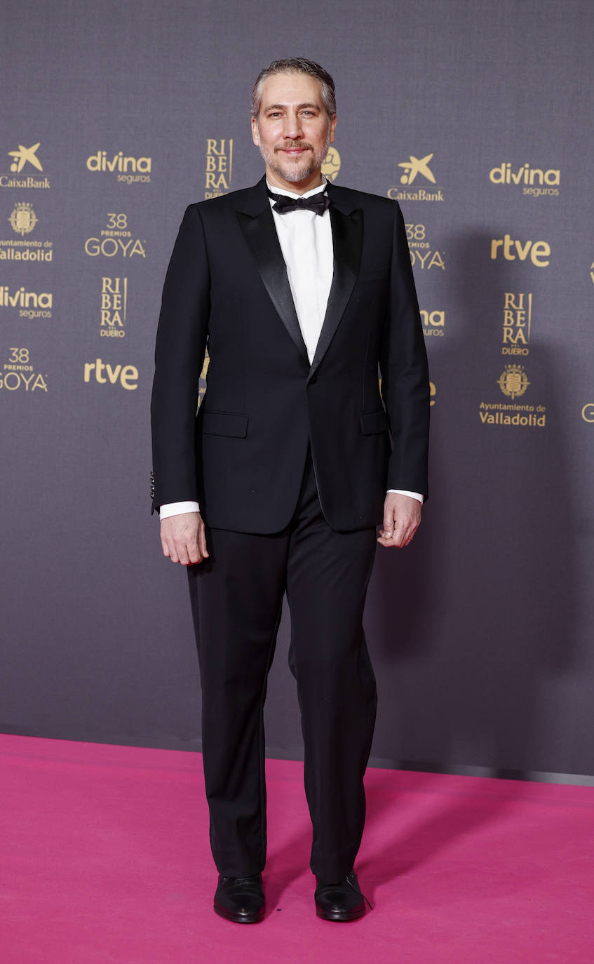 Alberto Ammann, nominado al premio a Mejor Actor Protagonista por su trabajo en ‘Upon Entry’, vistió de de DIOR. El actor lució un esmoquin Dior Men's Collection de lana negra con solapa de pico, una camisa clasica blanca de algodón, una pajarita de seda negra, un fajín de seda negro y derbies de cuero negro.