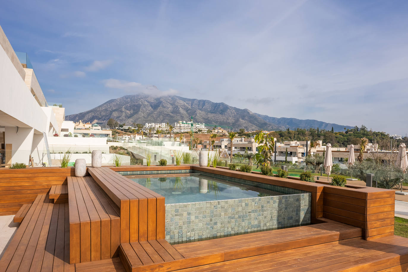 Además de un jacuzzi/piscina con desborde de agua infinito privado para la vivienda.