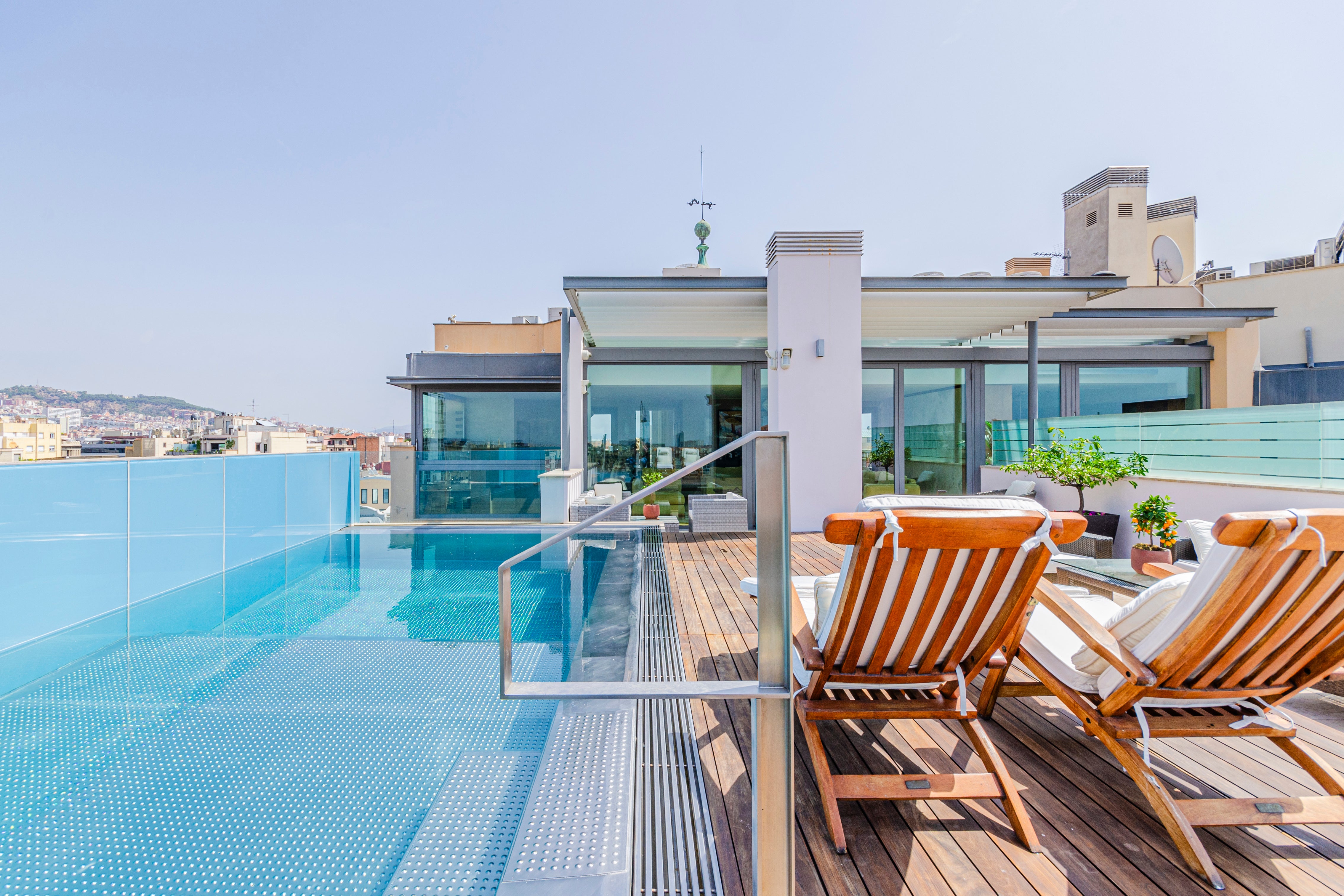 Lo mejor de la amplia terraza es su piscina con zona de solárium y área de descanso