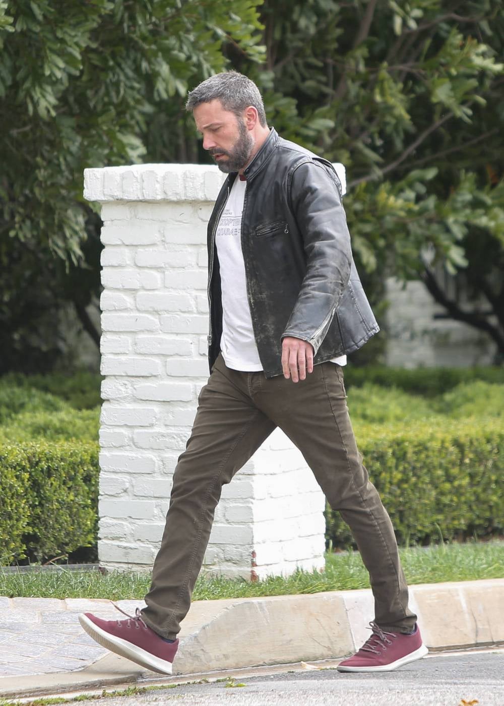 Entre las zapatillas más discretas de la colección de Ben Affleck figuran estas de color granate y suela blanca.