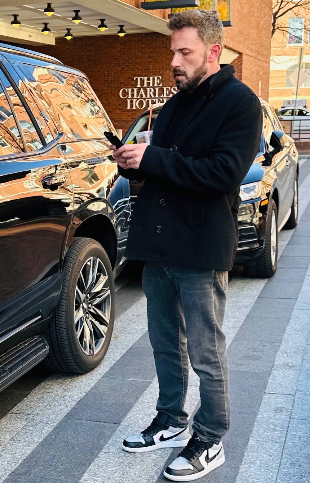 Ben Affleck con las zapatillas Air Jordan 1 85 OG Black/White Retro 2023.