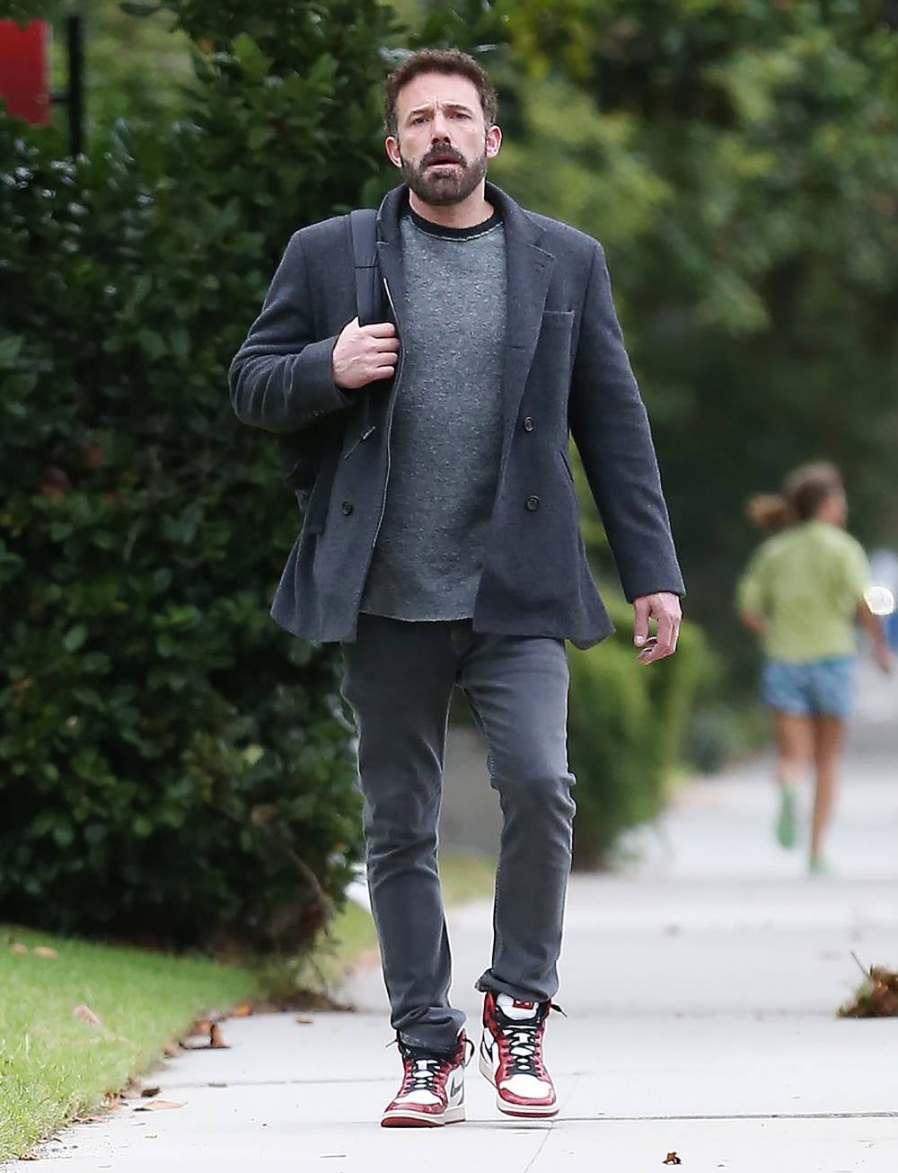 Otras Air Jordan habituales de los looks desenfadados de Ben Affleck son esyas en blanco, rojo y negro.