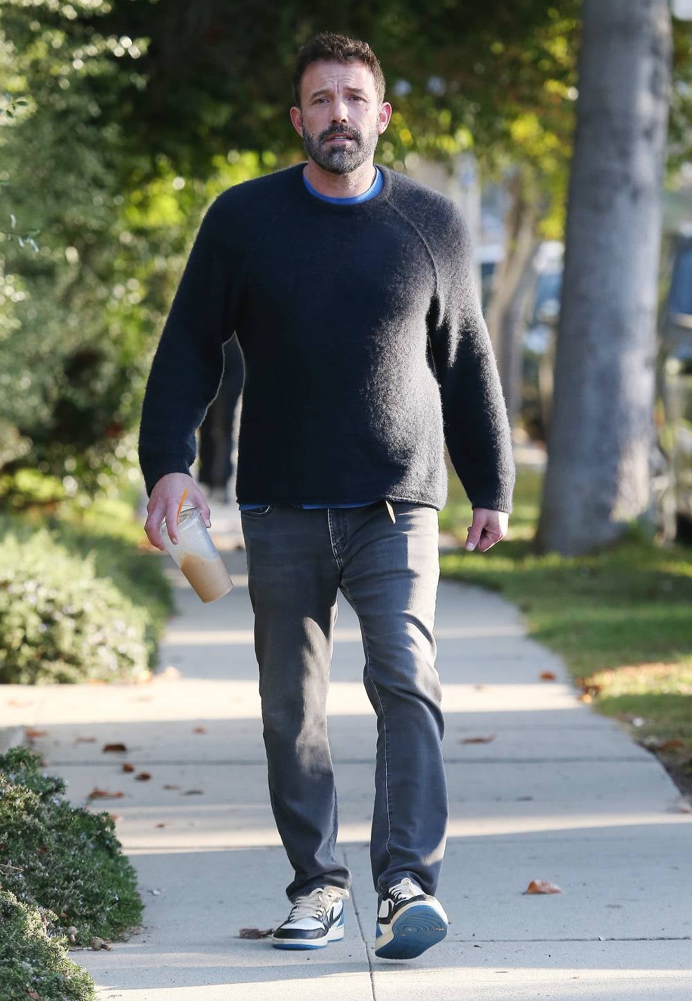 Otras Air Jordan, en este caso blancas y negras de caña baja, son las que le vimos lucir a Ben Affleck en los alrededores de su casa de Los Angeles.