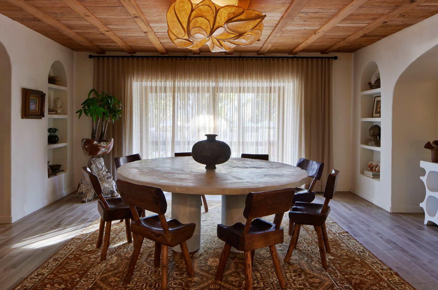 Junto a la sala de estar hay un comedor forma con una gran mesa redonda con capacidad para ocho comensales 