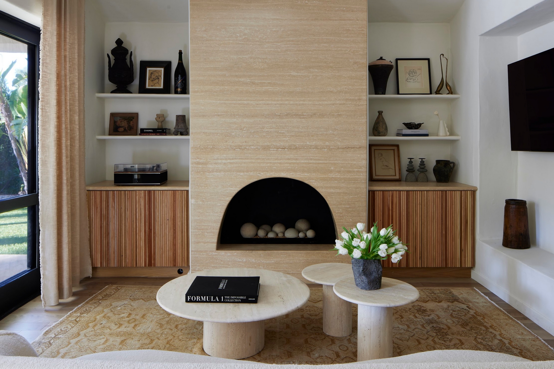 Además, hay varias salas de estar, alguna de ellas con chimenea y acceso directo al jardín, y una zona de bar 