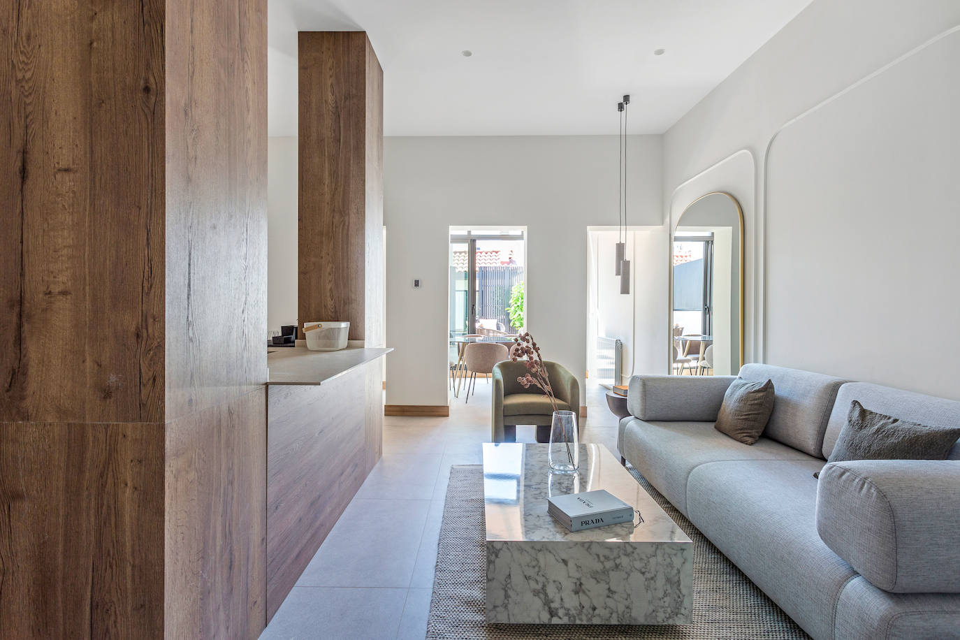 Este proyecto de reforma moderno y elegante, aprovecha al máximo los espacios y la luz natural, consiguiendo un ambiente acogedor, preservando la privacidad total de cada uno de ellos.