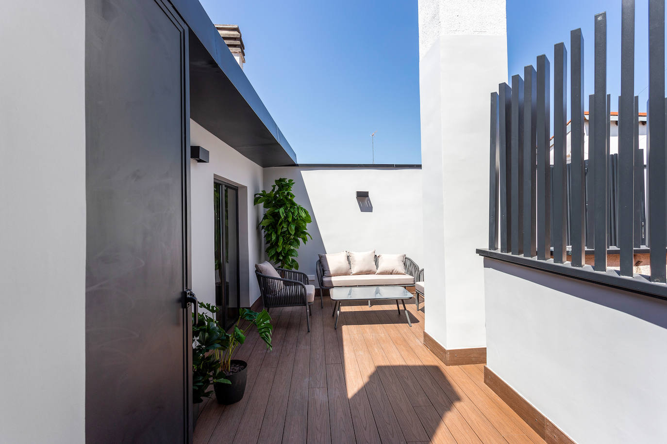 Las terrazas, conectadas por una elegante puerta metálica, pone a disposición de los propietarios una privacidad total.