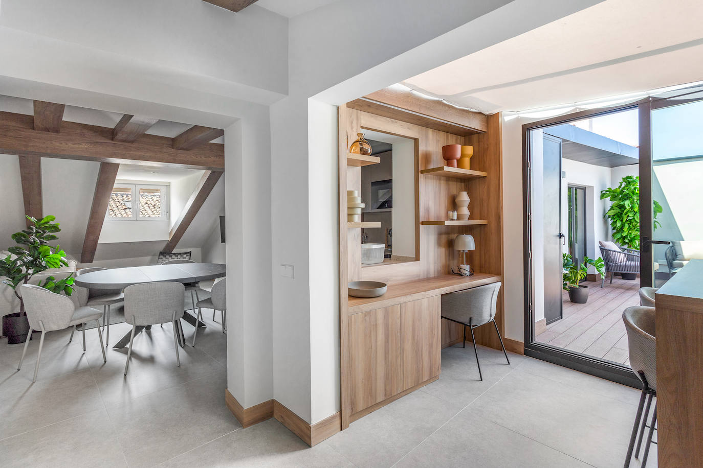 El primer ático, de 110 m², cuenta con una terraza de 21 m², dispone de un espacio privado al aire libre, una ventaja muy extraña en el centro de la ciudad.