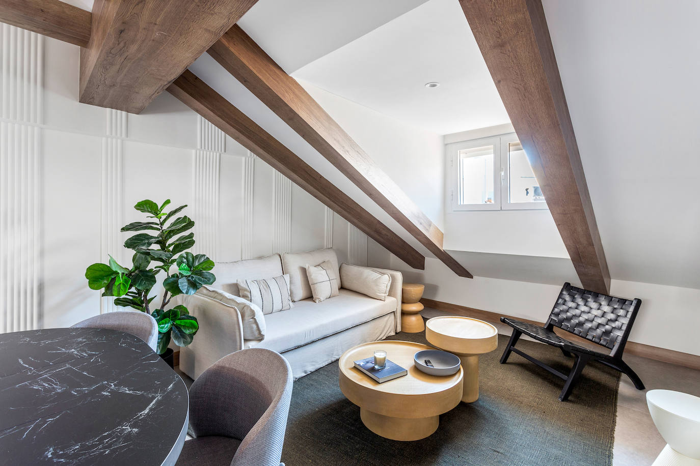 En la misma calle, se encuentran algunas de las propiedades más exclusivas de la ciudad ubicadas en las últimas plantas del edificio que alberga el complejo de Galerías Canalejas.