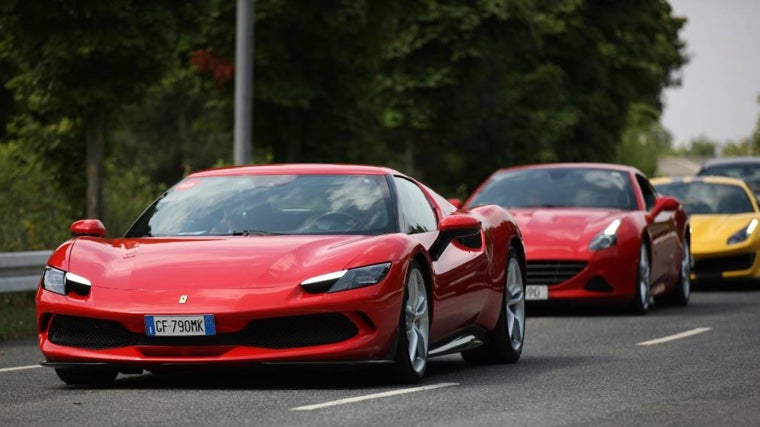 Coches de lujo en un circuito