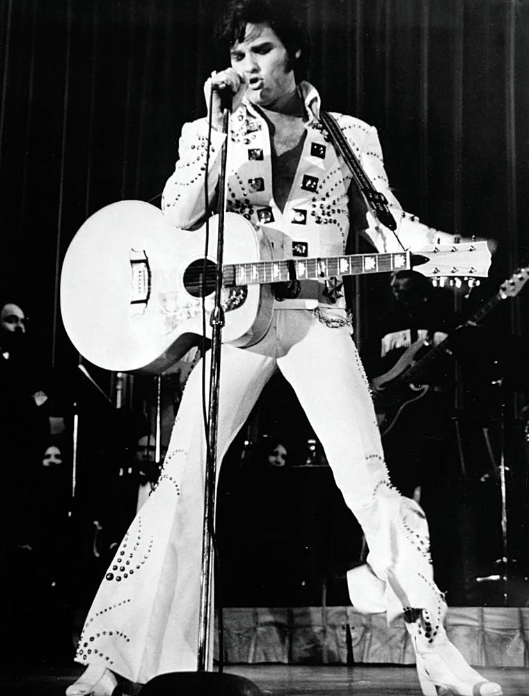 Elvis Presley con uno de sus característicos monos