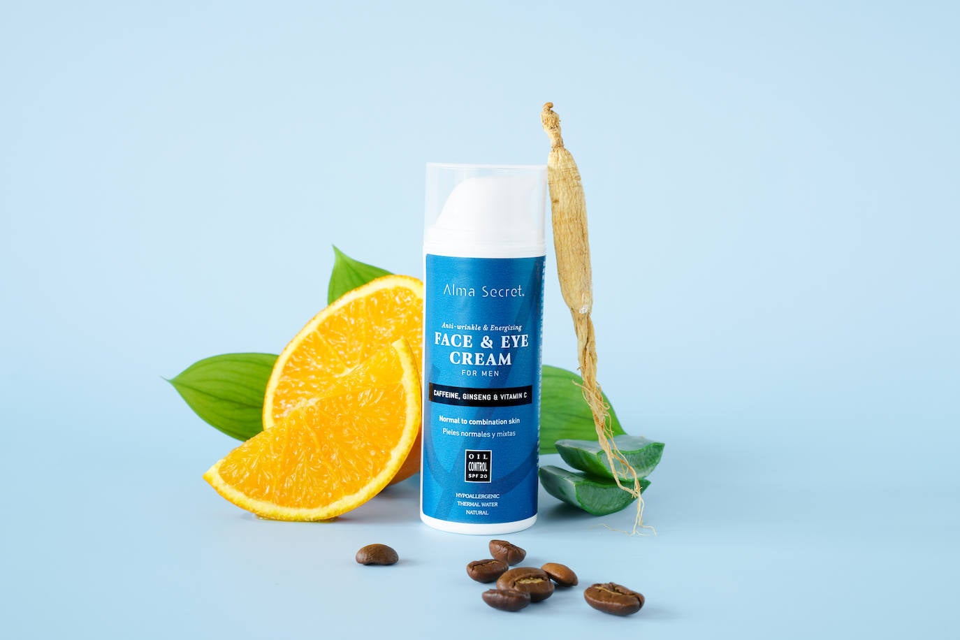 Crema facial masculina Face & Eye de Alma Secret (27,50 euros). Esta crema hidratante antiedad y contorno de ojos 2 en 1 con SPF 20 está enriquecida con ginseng coreano energizante que tonifica y estimula la piel apagada y cansada, vitamina C antioxidante que le aporta luminosidad, cafeína que la descongestiona y reafirma, té verde que la equilibra y protege de los radicales libres y aceite de pepita de uva ecológico, un ingrediente con propiedades equilibrantes y reguladoras del sebo.