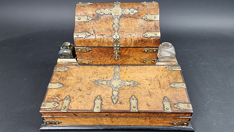 Otra de las piezas subastadas fue un juego de escritorio de su hija