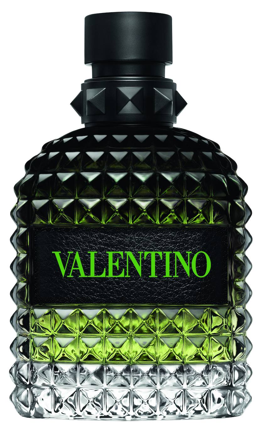 Valentino Born in Roma Uomo Green Stravaganza (89 euros, 50 ml). Fragancia fougère amberina que capta la esencia de la audacia y la singularidad en un viaje de contrastes y sorpresas.  El corazón de bergamota fresca de Calabria revela toda su vitalidad a medida que se desarrolla y enriquece las notas verdes y ácidas. Como una dosis de café puro capturada en el frasco de la fragancia, el aroma rico y oscuro del acorde de café potencia el magnetismo. Las notas cálidas y amaderadas del corazón de vetiver de Haití intensifican la fragancia.