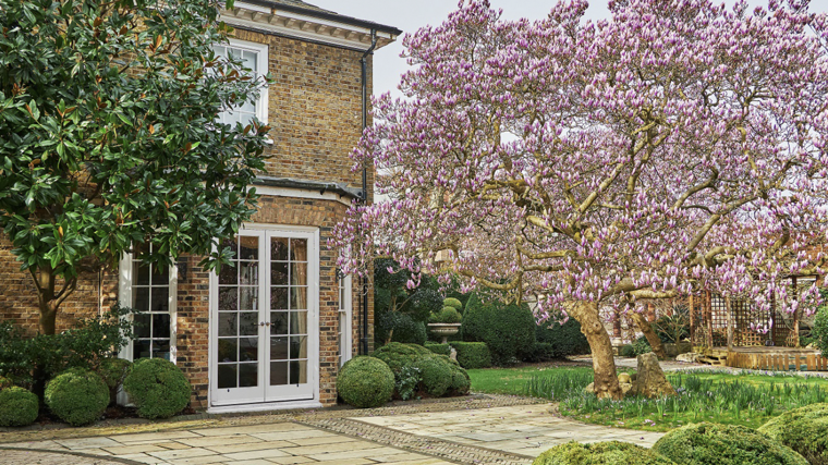 El jardín de la vivienda tiene inspiración japonesa