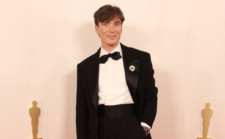 Imagen principal - El actor Cillian Murphy con un reloj Omega De Ville Prestige (5.700 euros)