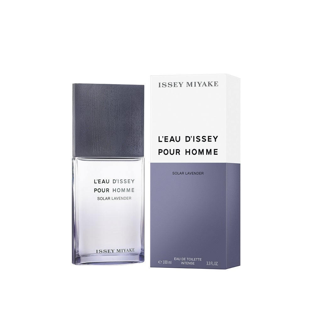 L’Eau d’Issey Pour Homme Solar Lavender (110 euros, 100 ml). Con energía e intensidad, el frío se fusiona con el calor, lo acuático con lo aromático. El resultado es una explosión de contrastes que comienza con la vivacidad de una lavanda contemporánea, firmemente arraigada en el espíritu de la época. Al entrar en contacto con la pimienta de Sichuan, se calienta, antes de ganar profundidad gracias a la madera de cedro. En L’Eau d’Issey Pour Homme Solar Lavender, la lavanda de origen ético es 100% natural y procede de la Provenza. 