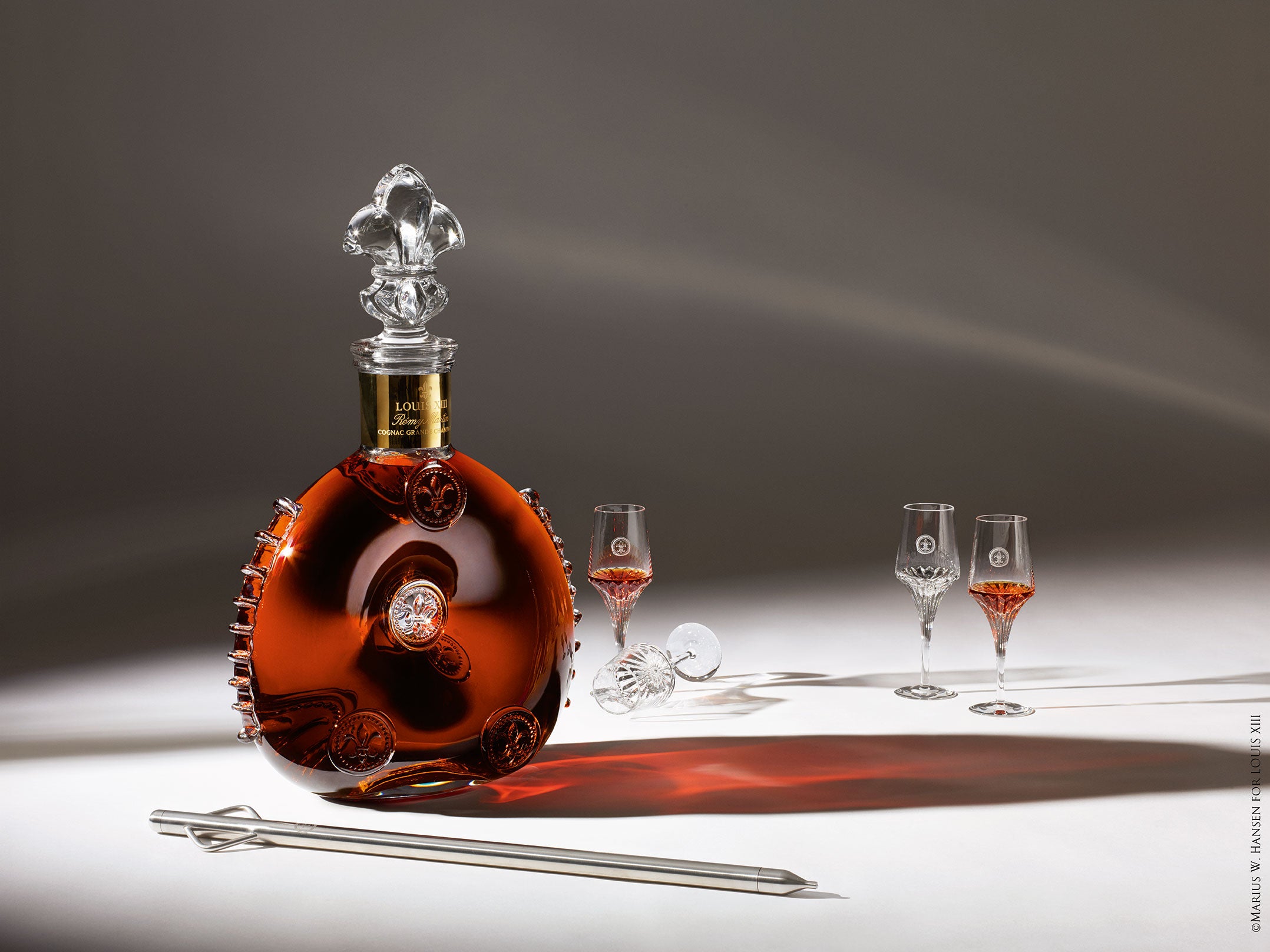 Cognac Louis XIII de Rémy Martin Sin duda, estamos ante la joya de la corona de la Maison Rémy Martin, su coñac más exclusivo. Arraigado a la tradición, ofrece una experiencia única que trasciende en el tiempo encarnando la maestría artesanal de la casa. Su delicada mezcla con cerca de 1.200 eaux-de-vies, -de los cuales, el más joven tiene 40 años y el más añejo, más de 100 años-, envejecidos en tierçons de roble centenarias, da como resultado un coñac inigualable. PVPR: 4.700 €