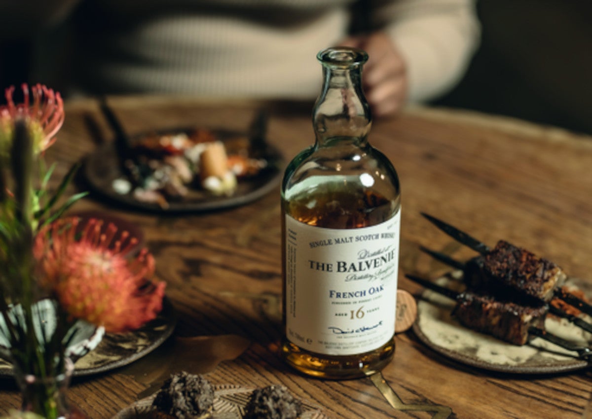 Whisky The Balvenie French Oak 16 Años  El regalo perfecto para padres gourmand, The Balvenie French Oak 16 Añoses el resultado de un complejo proceso en el que el líquido madura durante unos años en barricas de roble americano, que le otorga unas notas de vainilla ligeramente picante con toques de miel cálida. Se termina en barricas de vino francés Pineau des Charantes, proporcionando toques de notas de pomelo, geranio, frutas glaseadas y jengibre.  PVPR: 170€