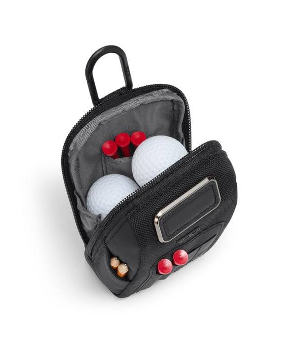 Aficionados al golf Una bolsa de golf es imprescindible para cualquier aficionado a este deporte. Tanto si juega 18 hoyos como si disfruta de una copa en el 19, sepa que sus objetos de valor están seguros y además, con la polibilidad de personalizarla con iniciales. Es de Tumi y su precio de venta es de 150 euros