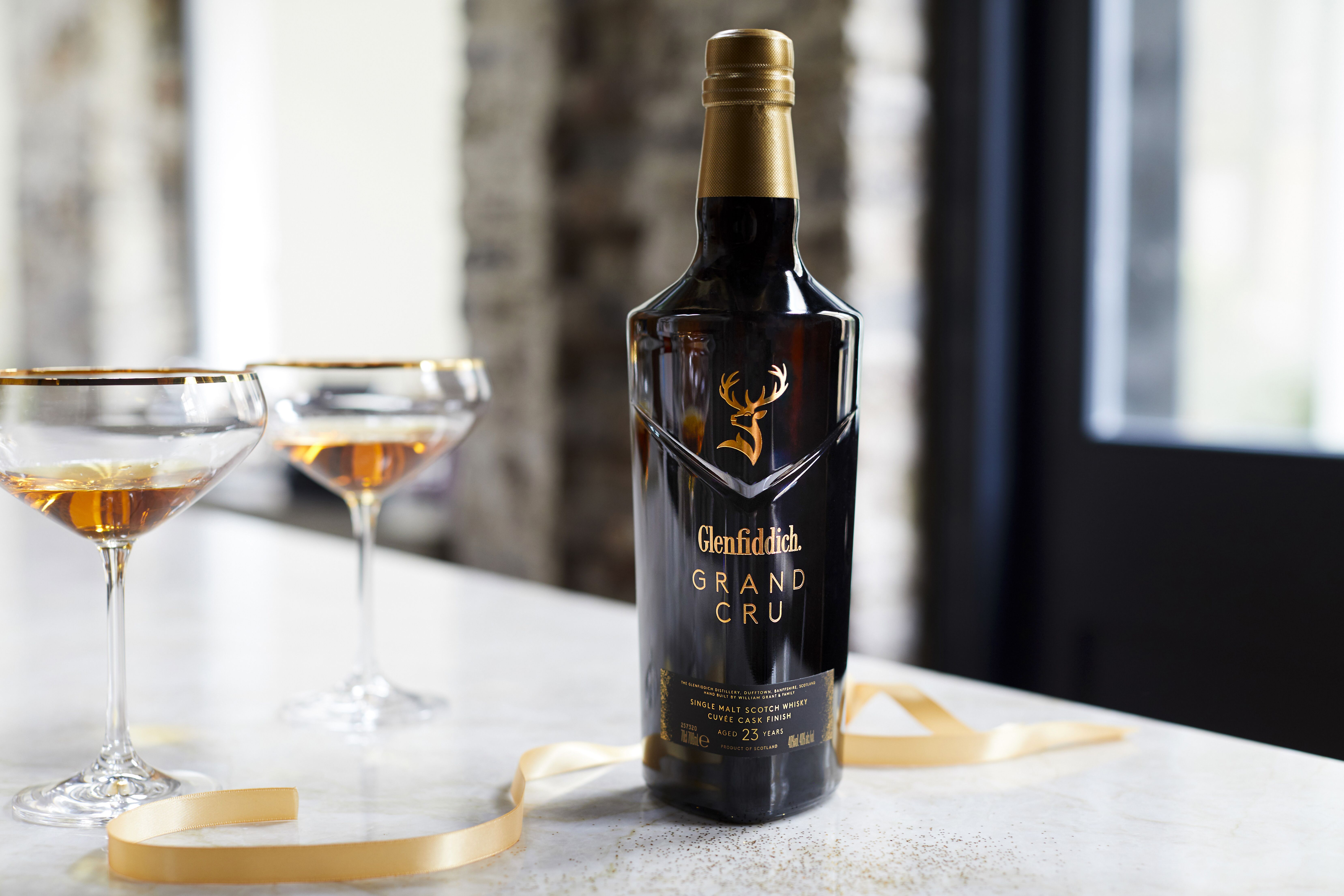 Whisky Glenfiddich Grand Cru Perfecto para ocasiones especiales, Grand Cru es un líquido refinado y carismático que proporciona una nueva experiencia de beber, fusionando las mejores cualidades de Escocia y Francia con sus finos y elegantes sabores. Madurado durante 23 años y finalizando su proceso de añejamiento durante 6 meses en barricas de cuveé francés, las mismas con las que se fabrican los famosos vinos espumosos de origen francés, convierten a este whisky en único y extraordinario. Gracias a este proceso de elaboración, se consigue un sabor delicioso, intenso y suntuoso. PVPR: 290€