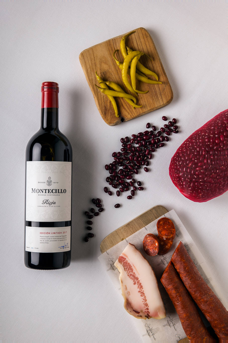 También para disfrutar en casa, la tercera bodega más antigua de D.O.Ca Rioja y el chef premiado con un Sol Repsol y recomendado por la Guía Michelin han creado una edición limitada para cocinar en familia. Una propuesta de receta con productos 100% riojanos que demuestran el amor por la tierra de ambas casas y la vinculación con proveedores y viticultores de la zona: Caparrones de Anguiano y Montecillo Edición Limitada 2017. La propuesta de receta para disfrutar cocinando y pasar tiempo en familia para el Día del Padre, es un plato natural, sencillo, sincero y cercano, con el producto de proximidad que armoniza a la perfección con el vino elegido para la ocasión. Esta caja regalo se podrá adquirir en la web del restaurante de Juan Carlos Ferrando y estará disponible con un precio de 65 euros.