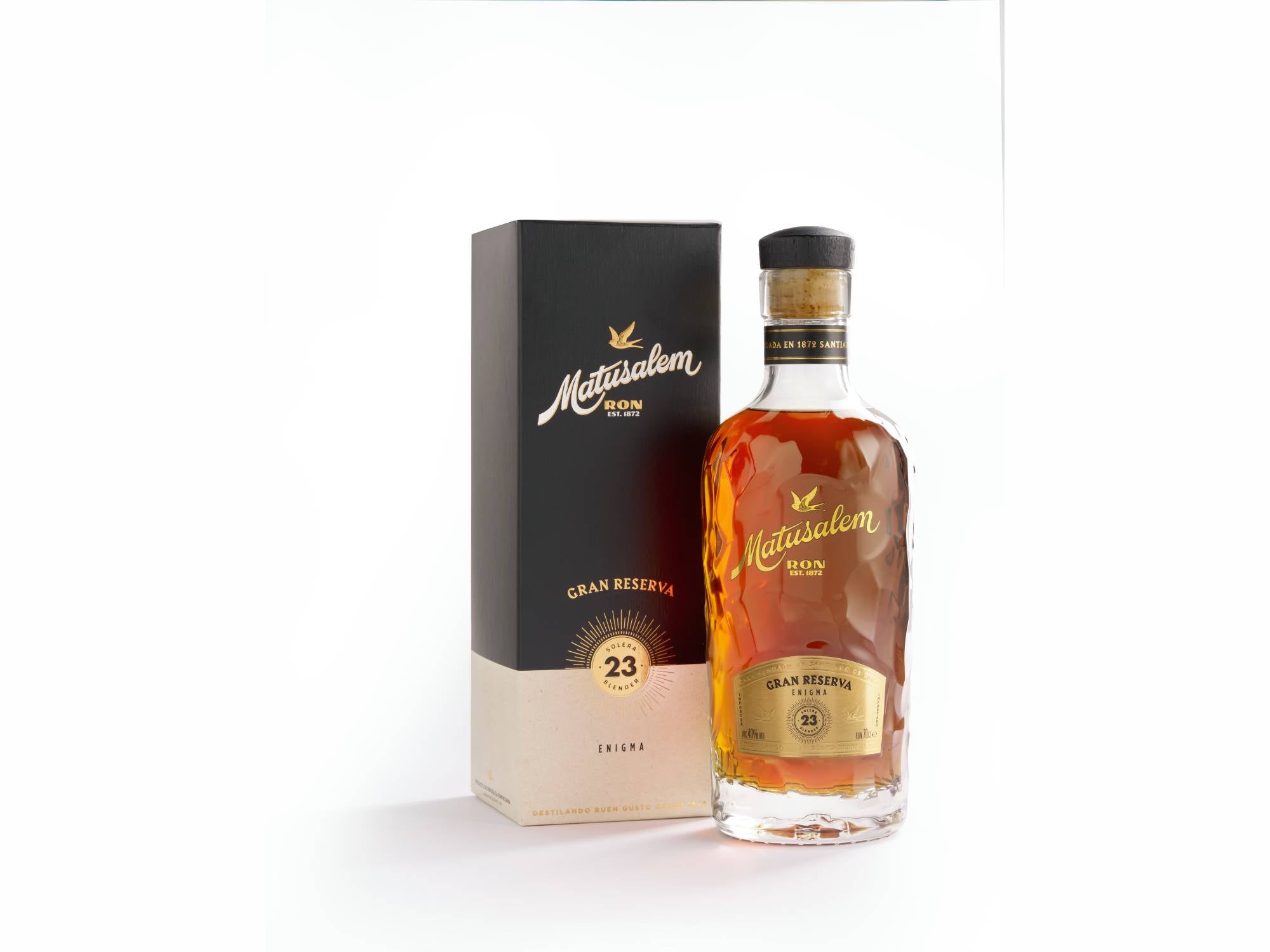 Ron Matusalem Gran Reserva 23 años El diseño de Matusalem Gran Reserva 23, en la categoría ultra premium, luce un efecto diamante transparente en la botella, una tonalidad de negro puro en el cuello y el código de oro presente en el logotipo y la etiqueta, convirtiéndolo en un obsequio cargado de estilo para el Día del Padre. Lo enaltece una distinción singular; la firma de Claudio Álvarez III, cuarta generación de la familia fundadora de Ron Matusalem.  PVPR: 65 euros