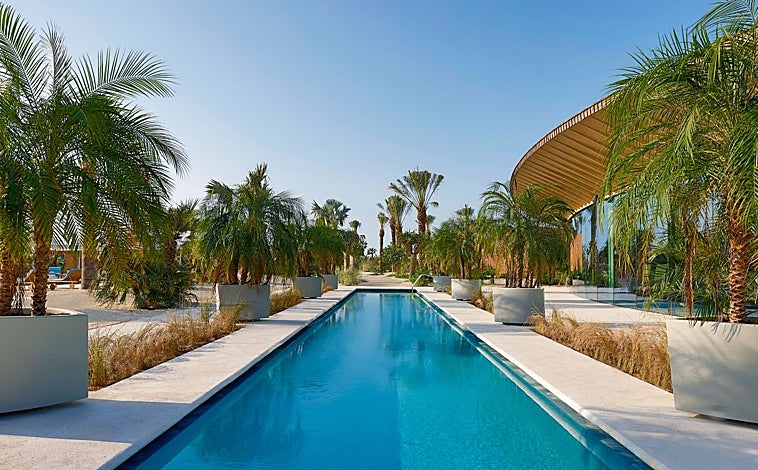 Imagen principal - La pareja disfruta de unos días de relax en este complejo recién inaugurado. 