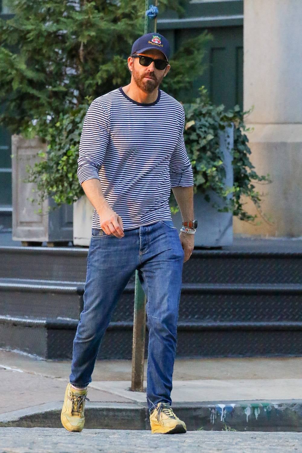 Entre ¡las sneakers más especiales del armario de Ryan Reynolds figuran las Nike Air Max 1 Travis Scott Cactus Jack Saturn Gold, las cuales rinden homenaje a la exploración al aire libre y al calzado propio del mundo del senderismo tanto por la mezcla de colores como por la forma y los cordones.