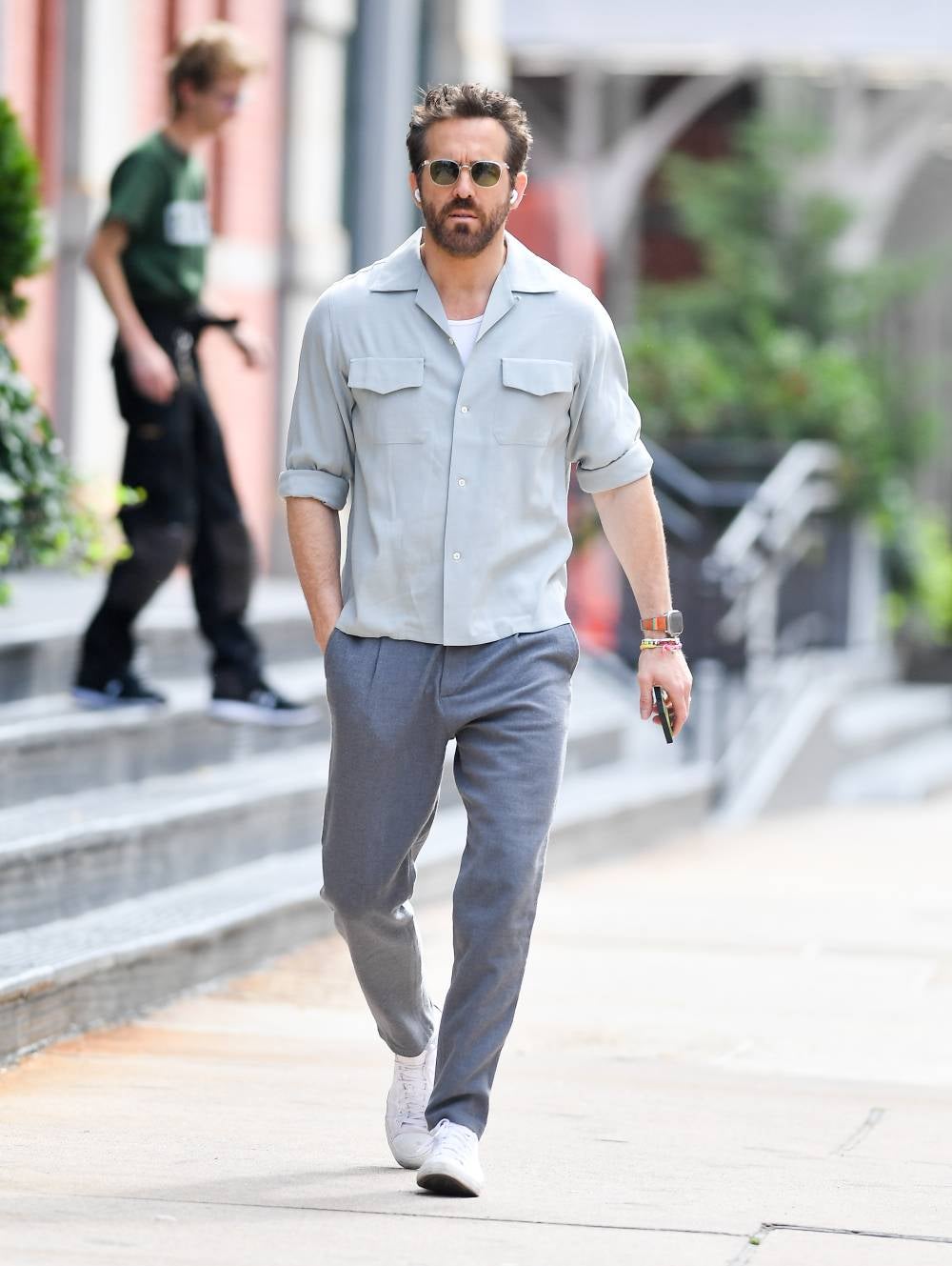 En los looks sencillos de estilo casual con los que tan bien le sientan a Ryan Reynolds nada podría irle mejor que unas zapatillas blancas, por eso opta por ellas siempre que tiene ocasión.