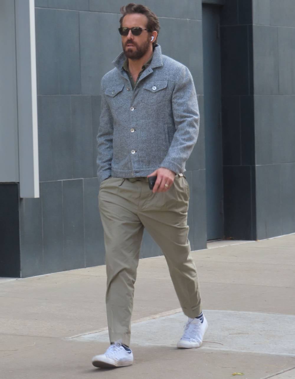 Otra versión de sneakers blancas que se pueden fichar del armario de Ryan Reynolds son estas de caña baja a las que él eleva su nivel con un estilismo elegante en clave minimal.