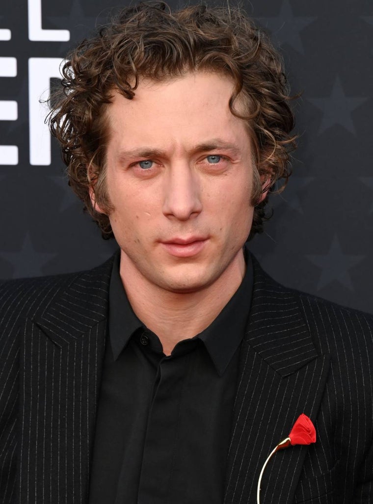 Jeremy Allen-White con broche en forma de amapola