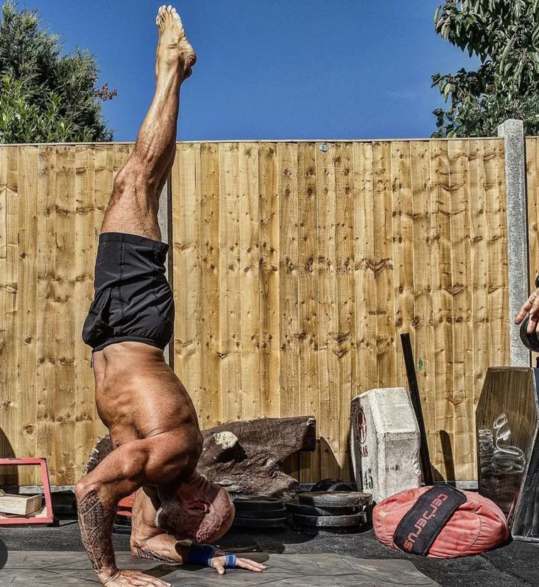 El yoga se ha convertido en imprescindible en la vida de James Crossley